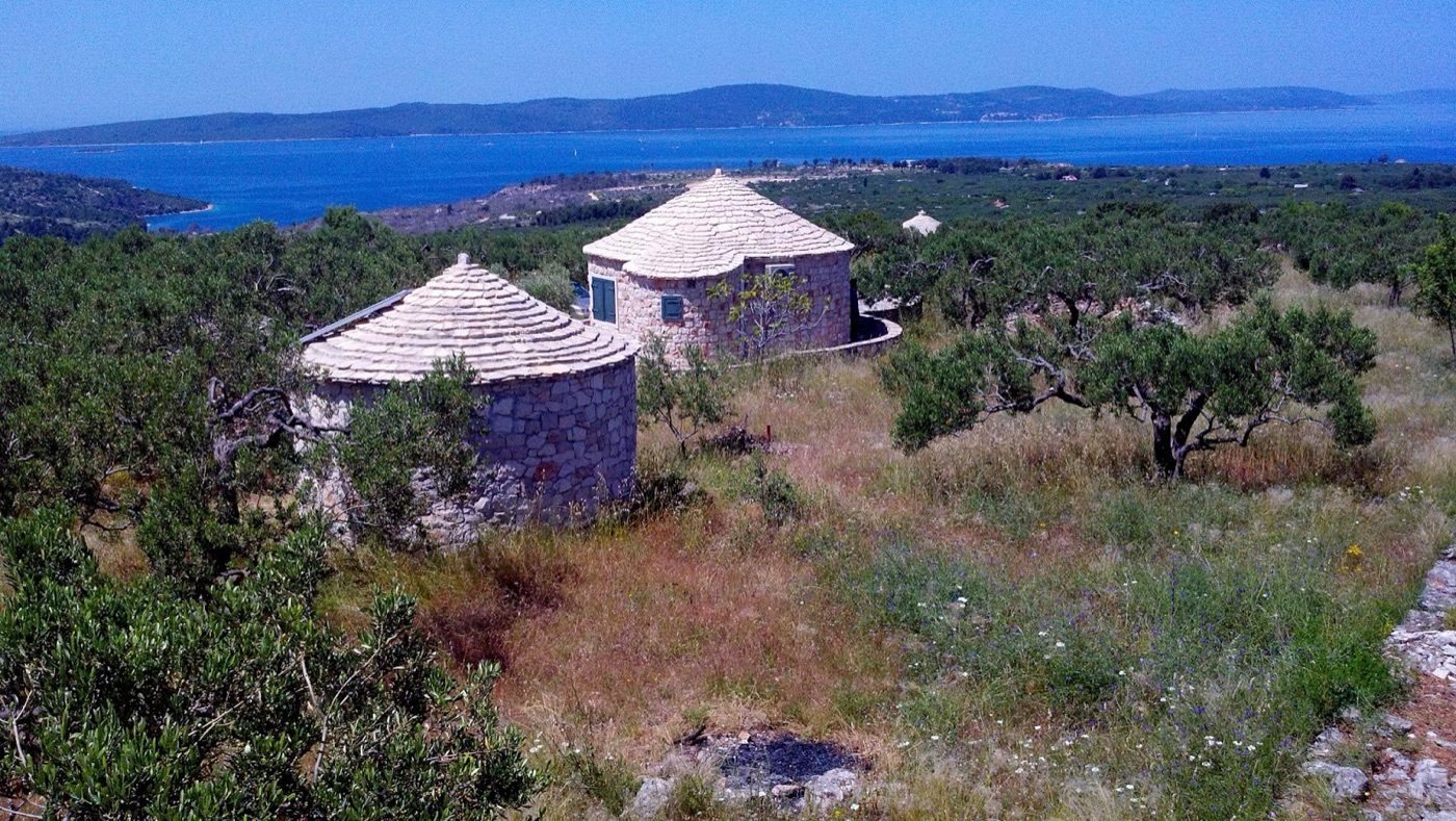 Dvije bunje na padini iznad mora, Brač